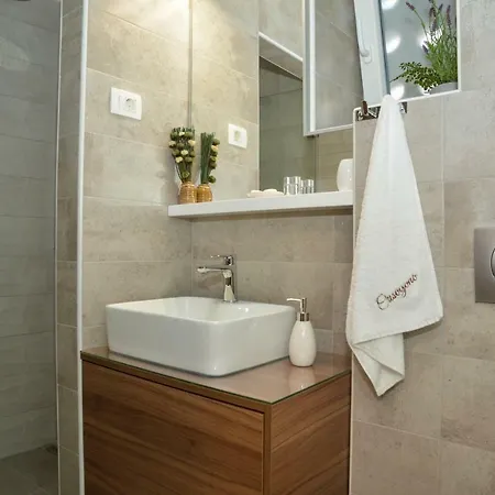 Crisogono 4* زادار